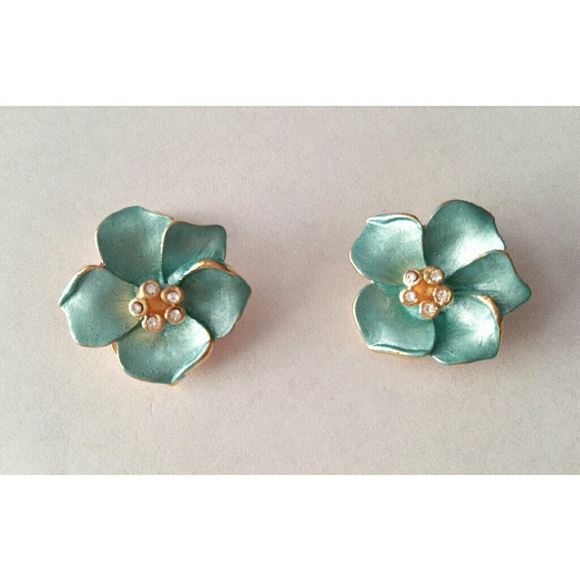 Vintage enamel/rhinestone flower clip on earrings - Picture 1 of 5